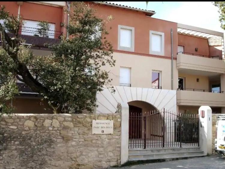 Chez Louis De Uzes Apartment ภายนอก รูปภาพ